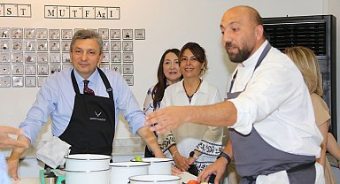 Antalya protokolü 'Anneler Günü' için menemen yarışmasında hünerlerini sergiledi