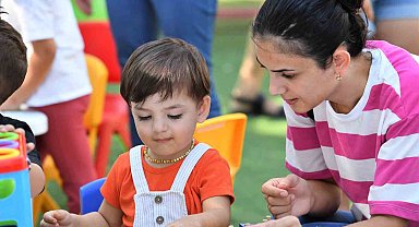 Antalya'da babalara özel "bebek bezi bağlama yarışması"