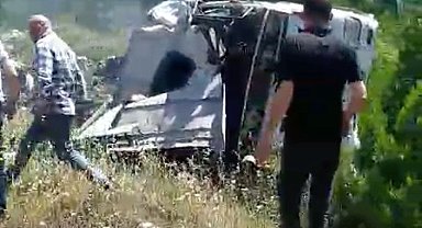Antalya'da devrilen zift yüklü tırda can pazarı: 2 yaralı