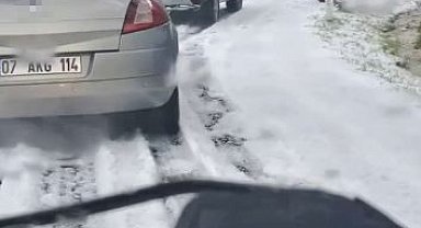 Antalya'da şiddetli dolu yağışı yayla yolunu beyaza bürüdü