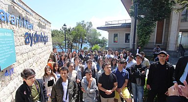 Antalyalı 75 öğrencinin 27 Mayıs darbesinin 64. yıl dönümünde demokrasi yolculuğu