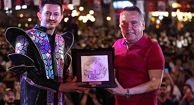 Antalyalı gençler, 19 Mayıs'ı Burak Yeter ile kutladı