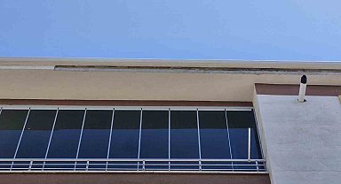 Apartmandan kopan beton parçaları aracın üzerine düştü