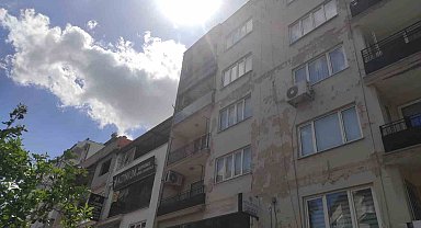 Apartmanın çatısından kopan beton yola düştü