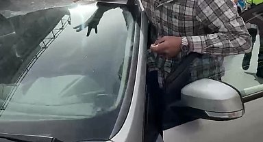 Aracını polisin üzerine sürdü, sonra bağırıp araç camına vurdu