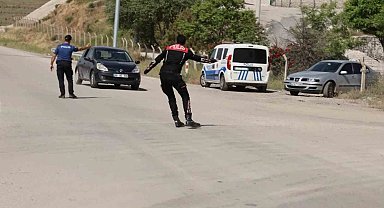 Aracını polislerin üzerine sürdü, hızla ters yola girip böyle kaçtı