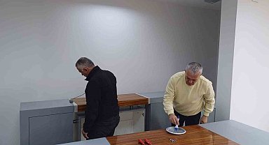 Artvin Belediye Başkanı Erdem israfı önlemek için masa ve sandalye boyadı
