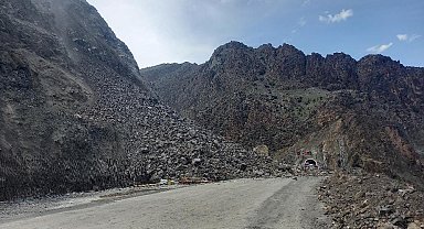 Artvin-Erzurum karayolu heyelan nedeniyle kapandı