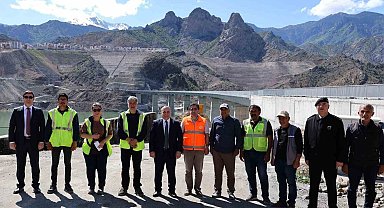 Artvin Valisi Ünsal, Yusufeli Merkez Viyadüğü'nde incelemelerde bulundu