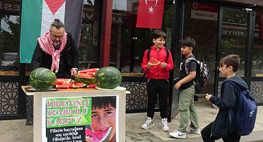 Artvin'de öğretim üyesi karpuz dağıtarak İsrail'i protesto etti
