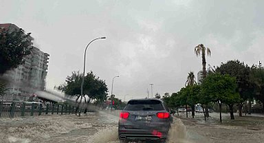Aşırı yağmur nedeniyle evleri su bastı, kanal ile yol birleşti