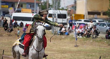 Asırlardır oynanıyor: Kadın ve erkek sporcuların at üzerindeki gösterisi dikkat çekti