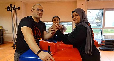 Asude Sarı, bilek güreşinde Avrupa şampiyonu oldu