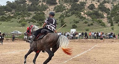 At üzerinde cirit atarak spor bayramı kutladılar