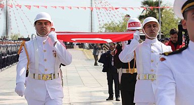Atatürk'ü temsil eden bayrak karaya çıktı