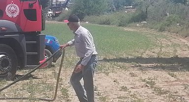 Attığı sigara yangın çıkarınca itfaiye eri gibi çalıştı