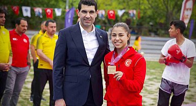 Avcılar Belediye Spor Kulübü'nün güreşçisi Delal, Avrupa şampiyonu oldu