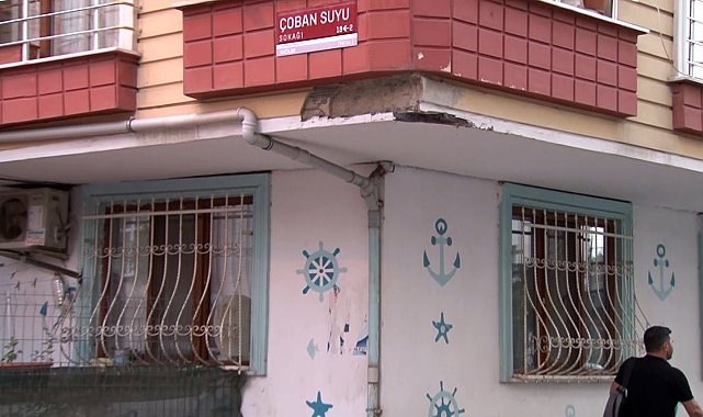 Avcılar'da hafriyat kamyonu binaya çarptı