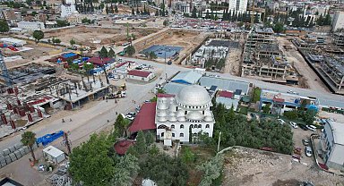 Ayakta kalan cami işçilerin ibadet yeri oldu