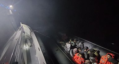 Ayvalık açıklarında 22 düzensiz göçmen yakalandı