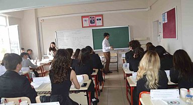 Ayvalık'ta AYAL öğrencileri dünya sorunlarına çözüm arıyor