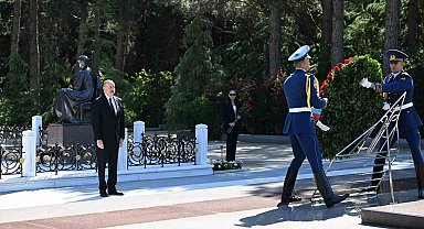 Azerbaycan'ın ulusal lideri Haydar Aliyev 101. doğum gününde mezarı başında anıldı
