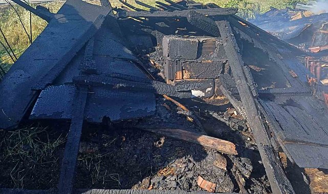 Babaeski'de 3 ahır çıkan yangında küle döndü