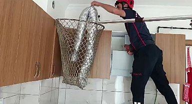 Bacada sıkışan güvercini itfaiye kurtardı