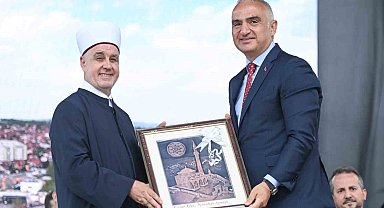 Bakan Ersoy, Bosna-Hersek'te Osmanlı mirası Arnavudiye Camii açılışına katıldı