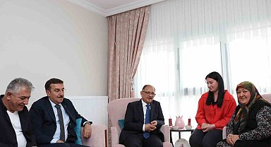 Bakan Özhaseki, Malatyalı depremzede Özgür ailesine misafir oldu