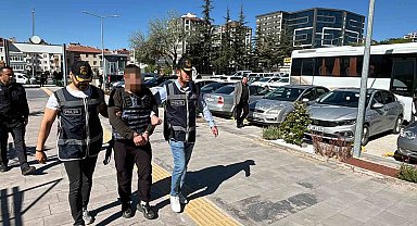 Balkondan girip eski sevgilisinin arkadaşını öldürdü
