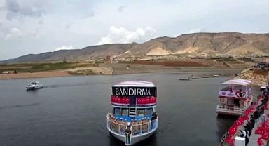 Bandırma Vapuru Hasankeyf'te bayraklarla karşılandı