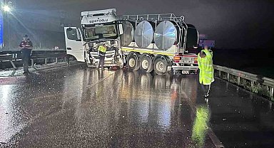 Bariyerlere çarpan tankerde 2 kişi yaralandı