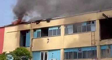 Başakşehir İkitelli organize sanayi bölgesinde bulunan İSTEKS Sanayi Sitesi'nde bir iş yerinde bilinmeyen bir nedenle yangın çıktı. Olay yerine çok sayıda itfaiye ekibi sevk edildi.