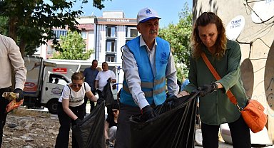 Başkan Balaban ve çevreciler 2 buçuk ton çöp topladı