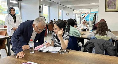 Başkan Büyükkılıç, gençlerle kütüphanede bir araya geldi