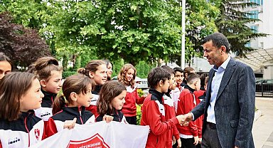 Başkan Çavuşoğlu genç yüzücüleri Antalya'ya uğurladı