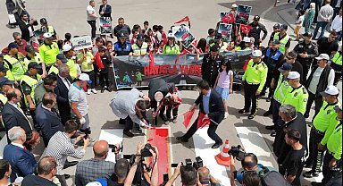 Başkan Dinçer öğrencilerle yaya geçidi çizgisini boyadı
