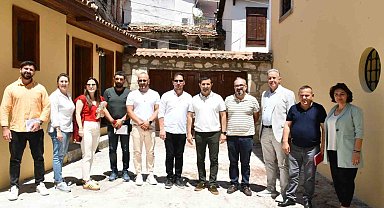 Başkan Günel, restorasyonu tamamlanan tarihi evleri ziyaret etti