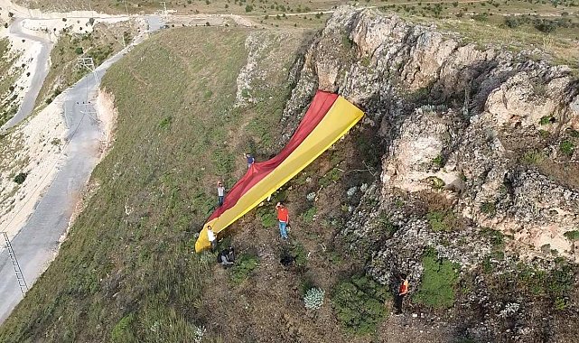 Batman'da 500 metrekarelik Galatasaray bayrağı tepeye asıldı