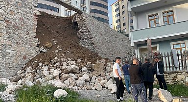 Bayburt'ta çocuk parkının istinat duvarı çöktü, alanda boşluk oluştu