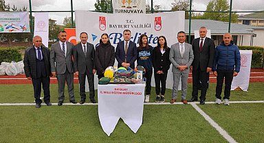 Bayburt'ta ilköğretim ve ortaokul öğrencilerine spor malzemeleri dağıtıldı