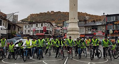 Bayburt'ta yağmur çamur dinlemeyen bisikletli grup pedalları sağlıklı yaşam için çevirdi