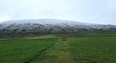 Bayburt'un yüksek tepelerine kar yağdı