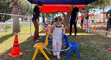 Bebek parkında ebeveynler ve bebekler cimnastik yapıp eğlendi