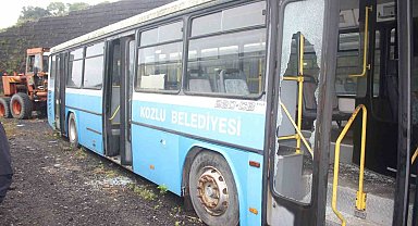 Belediyenin park halindeki otobüslerine zarar verildi