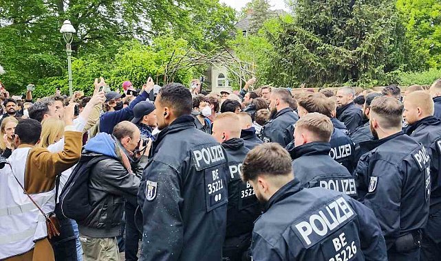 Berlin Özgür Üniversitesi'ndeki Gazze'ye destek protestosuna polisten müdahale