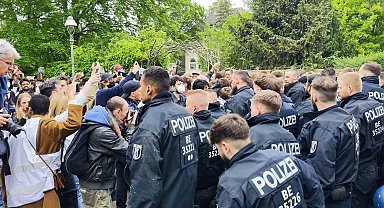 Berlin Özgür Üniversitesi'ndeki Gazze'ye destek protestosuna polisten müdahale