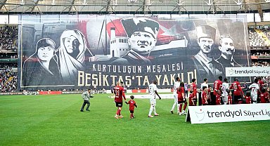 Beşiktaş tribünlerinden '19 Mayıs' pankartı