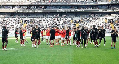 Beşiktaş ve Hataysporlu futbolcular, tribünleri birlikte selamladı